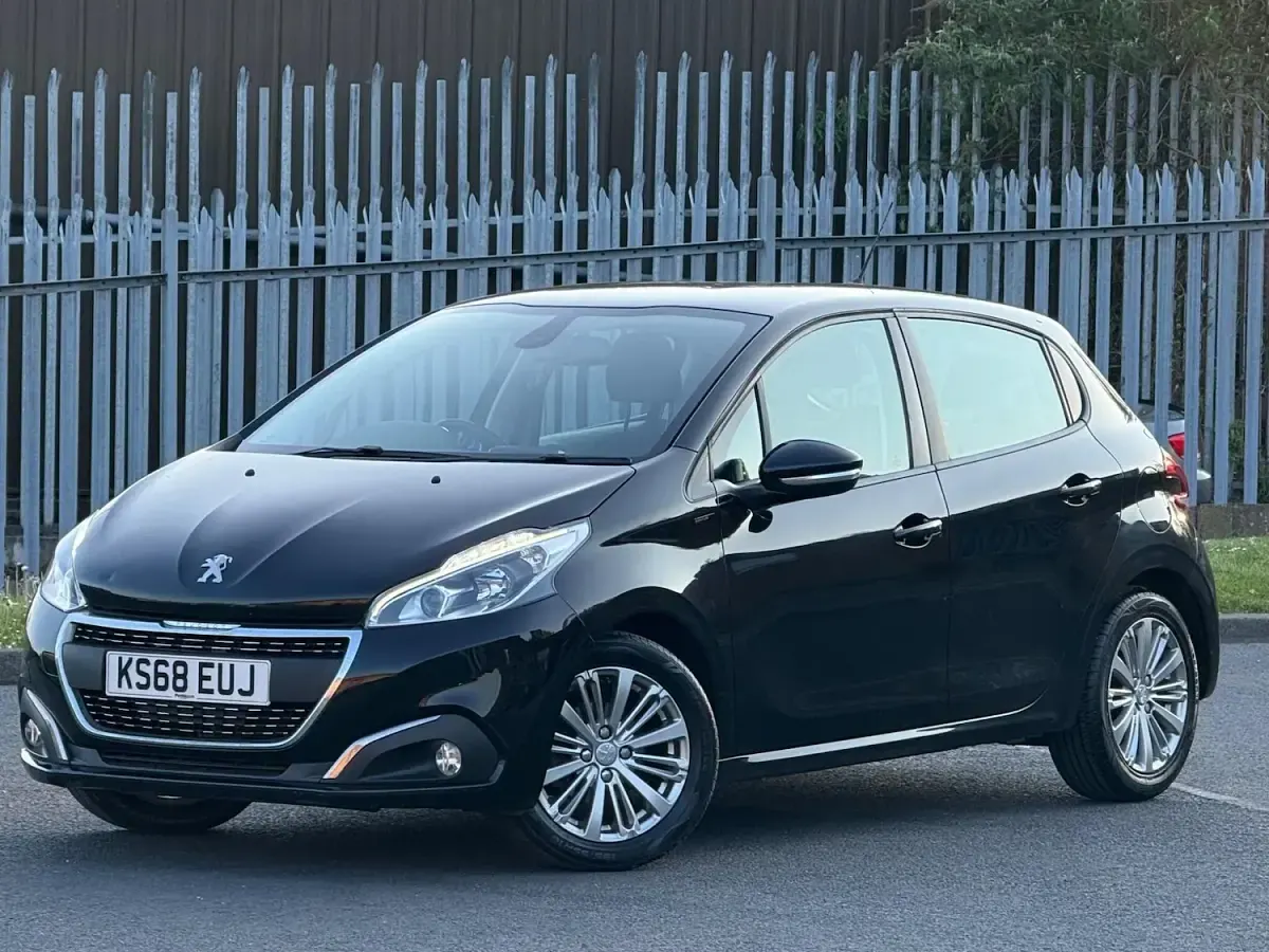 Used Peugeot 208 Signature Sky 82 HP (60 kW) 2019 Black Hatchback