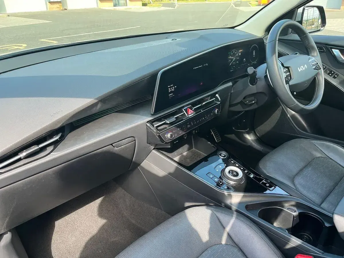 Gebraucht Kia Niro 139 PS (102 kW) 2024 Grau SUV