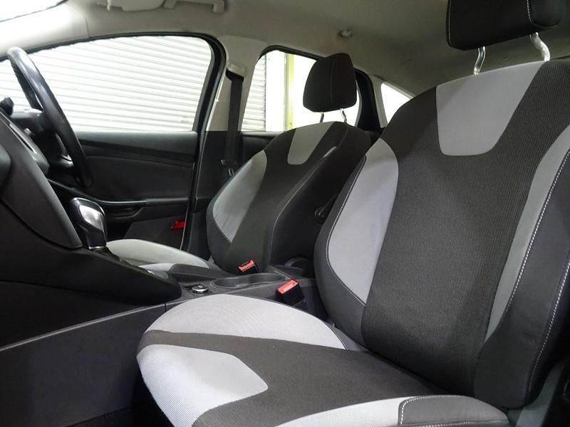 Used Ford Focus Zetec 125 HP (91 kW) 2013 Silver Hatchback