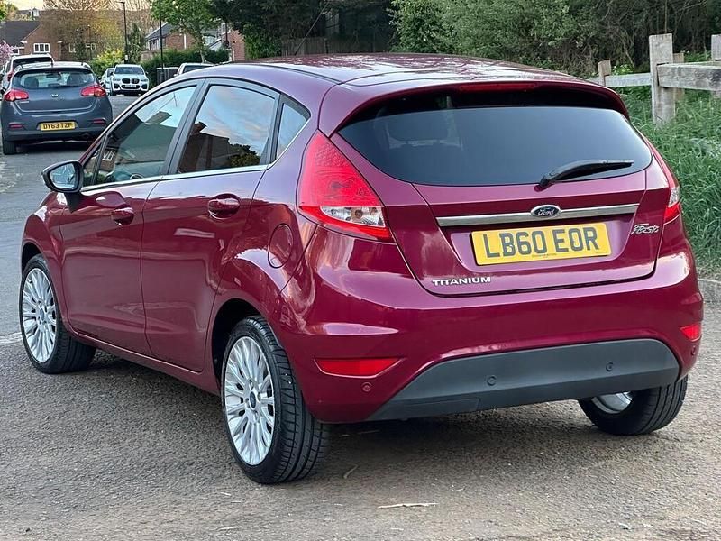 Usado Ford Fiesta Titanium 96 HP (70 kW) 2010 Vermelho Citadino