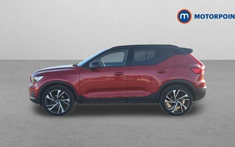 Begagnad Volvo XC40 R-Design Pro 163 HK (119 kW) 2021 Röd SUV