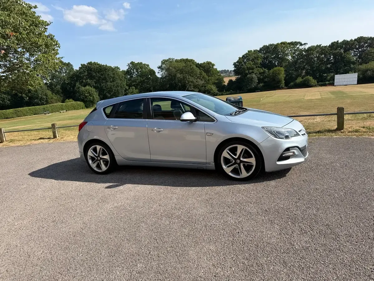Used Vauxhall Astra Edition 115 HP (84 kW) 2014 Silver Hatchback
