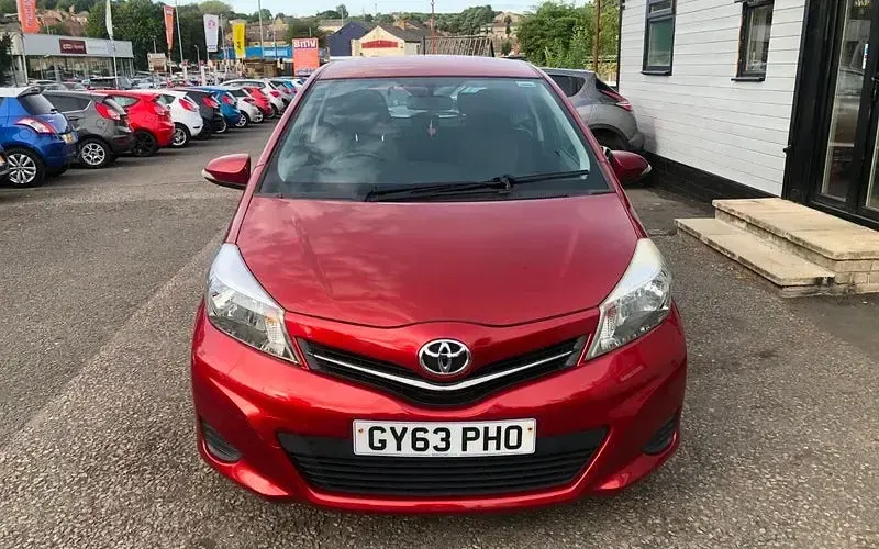 Used Toyota Yaris 101 HP (74 kW) 2013 Red Hatchback