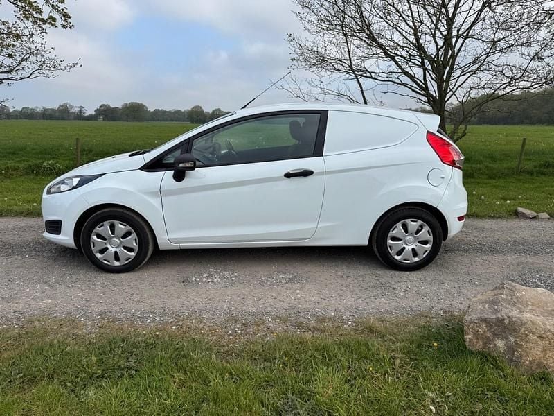 Usado Ford Fiesta 95 HP (69 kW) 2013 Branco Van
