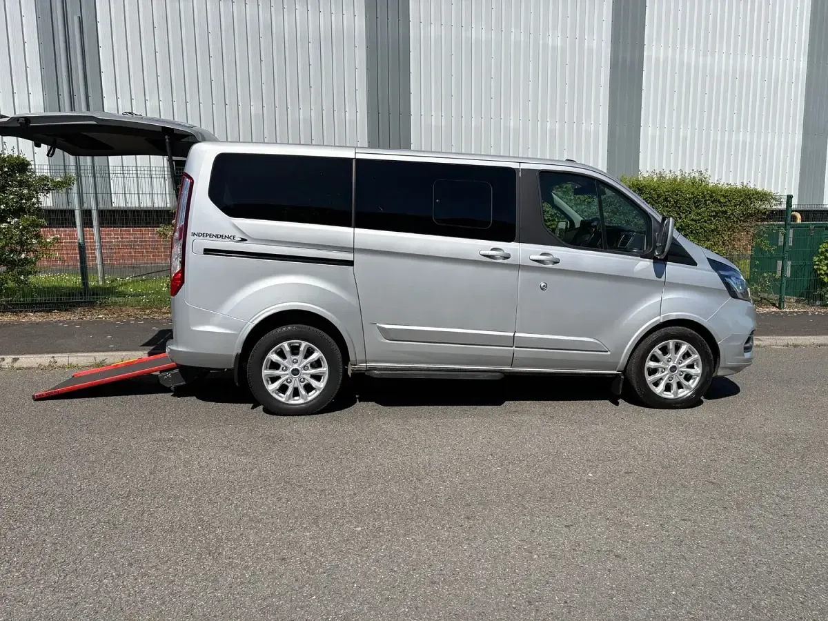 Begagnad Ford Tourneo Titanium 130 HK (95 kW) 2022 Silver Minibuss
