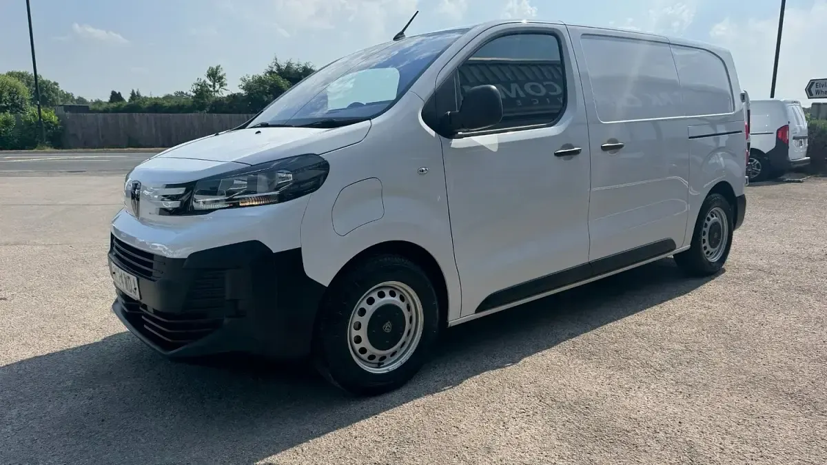 Used Peugeot e-Expert 100 kW (136 HP) 2024 White Van