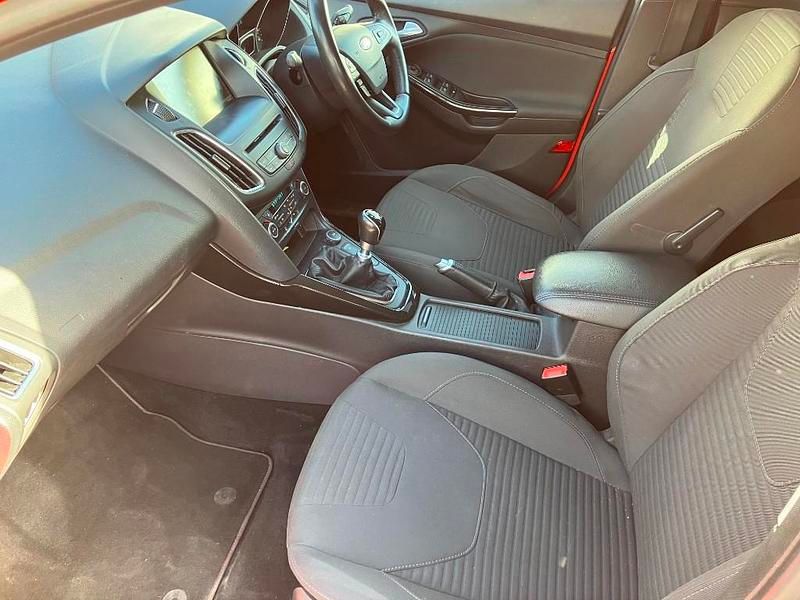 Used Ford Focus Titanium 125 HP (91 kW) 2016 Red Hatchback