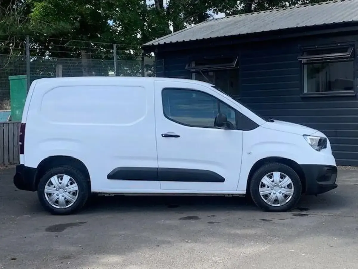 Used Vauxhall Combo 100 HP (73 kW) 2021 White MPV