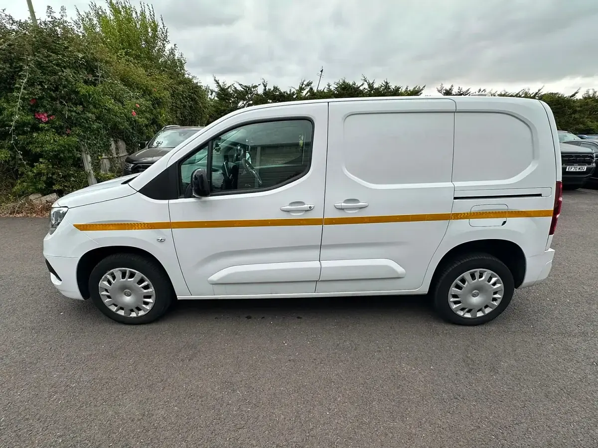 Used Vauxhall Combo 100 HP (73 kW) 2023 White MPV