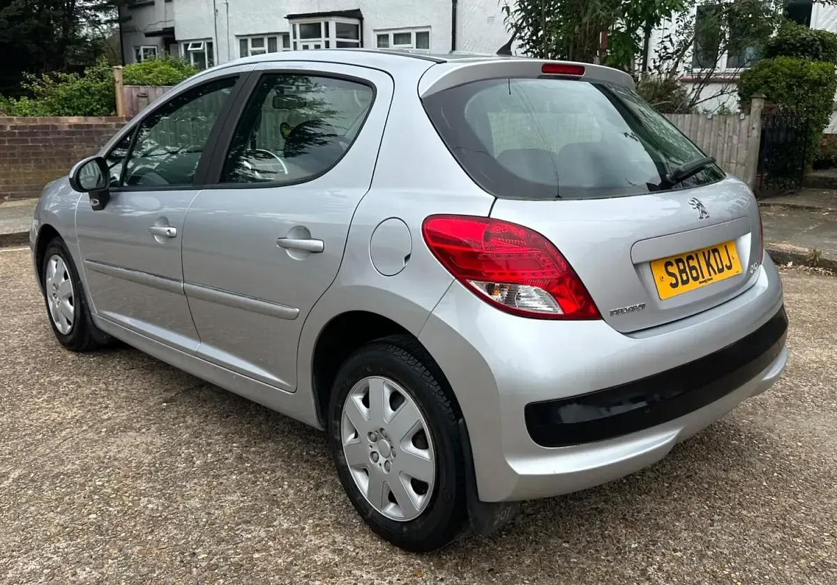 Used Peugeot 207 Active 95 HP (69 kW) 2011 Silver Hatchback