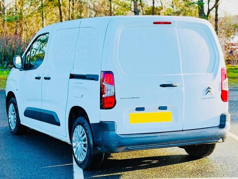 Used Citroën Berlingo Start 75 HP (55 kW) 2021 White MPV