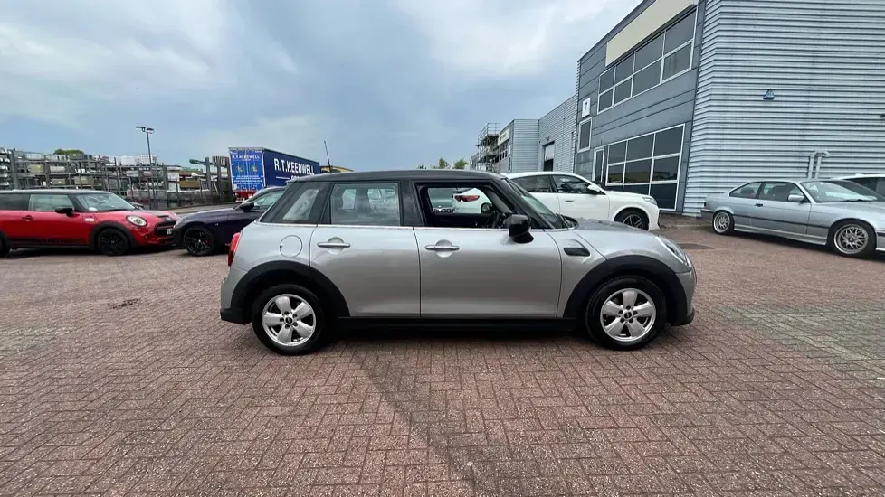Usado Mini Cooper Classic 134 CV (98 kW) 2023 Plateado Utilitario