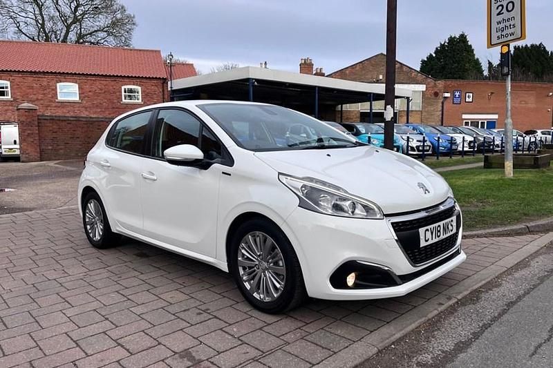 Used Peugeot 208 Signature Sky 2018 White Hatchback