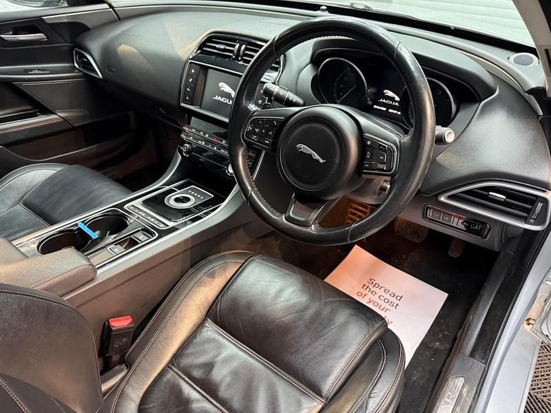 Begagnad Jaguar XE Prestige 2015 Silver Sedan