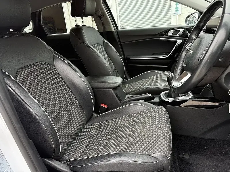 Usado Kia Ceed 158 HP (116 kW) 2022 Branco Citadino