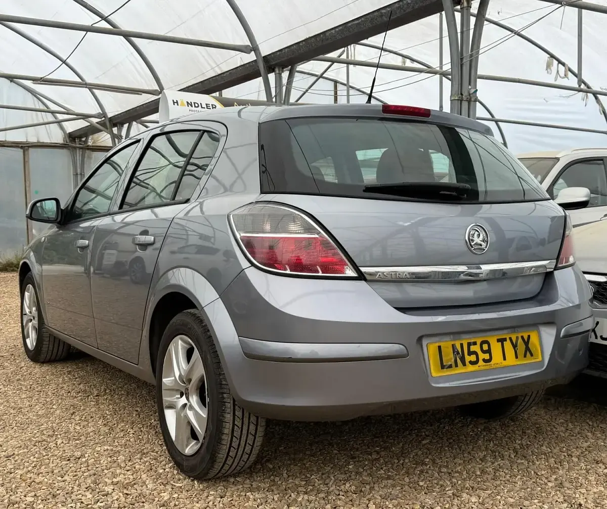Used Vauxhall Astra Active 140 HP (102 kW) 2009 Silver Hatchback