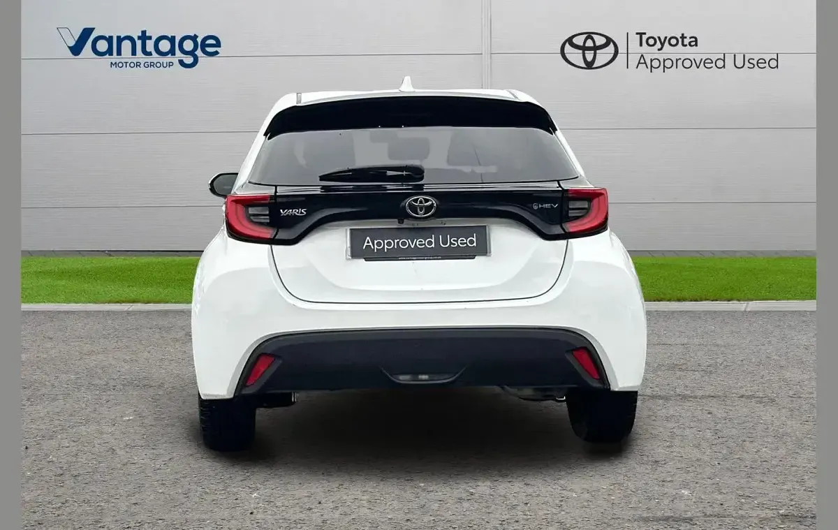 Used Toyota Yaris Design 113 HP (83 kW) 2024 White Hatchback