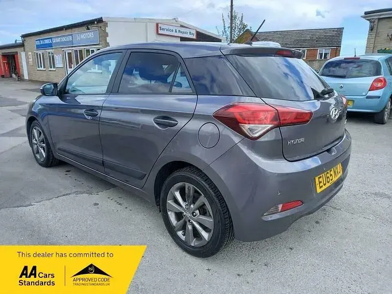 Begagnad Hyundai i20 Premium 90 HK (66 kW) 2015 Grå Halvkombi