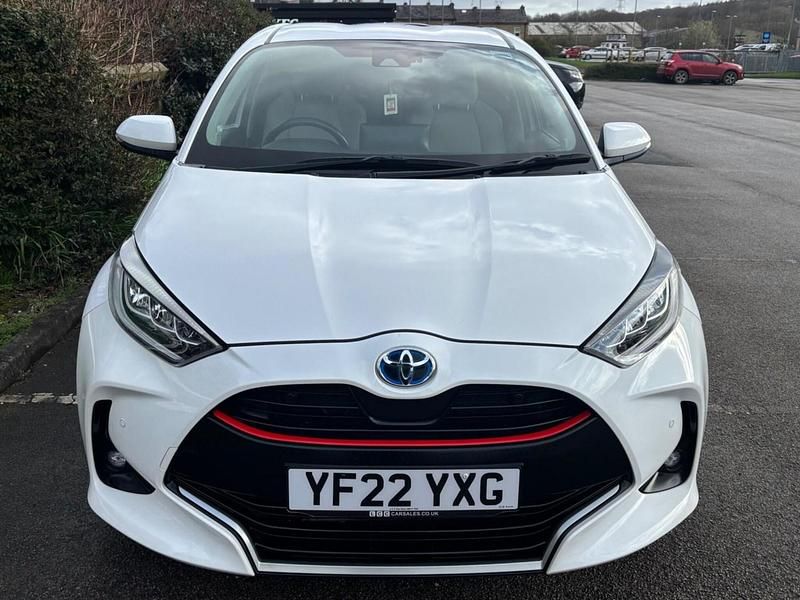 Used Toyota Yaris Hybrid 116 HP (85 kW) 2022 White Hatchback