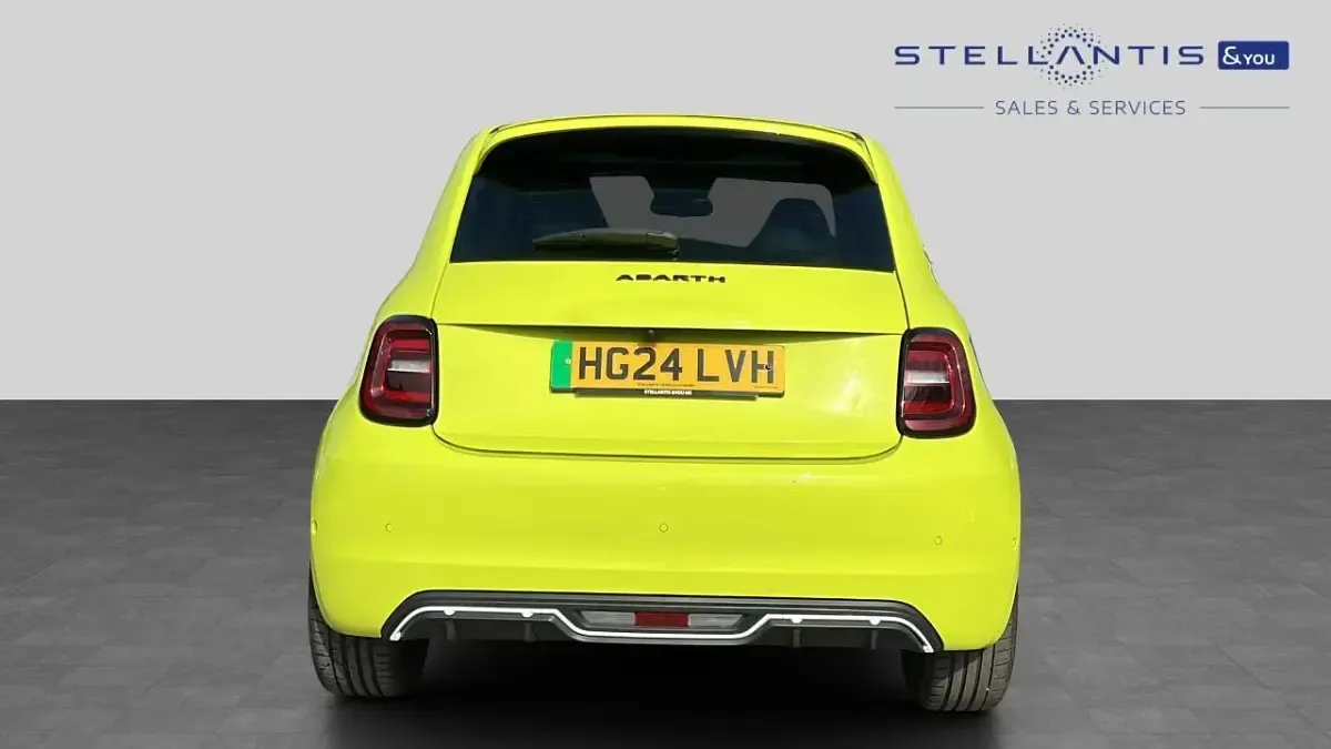 Usado Abarth 500e Turismo 112 kW (153 HP) 2024 Verde Citadino
