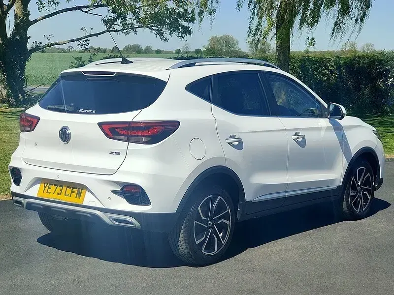 Używany MG ZS Exclusive 111 KM (81 kW) 2023 Biały SUV