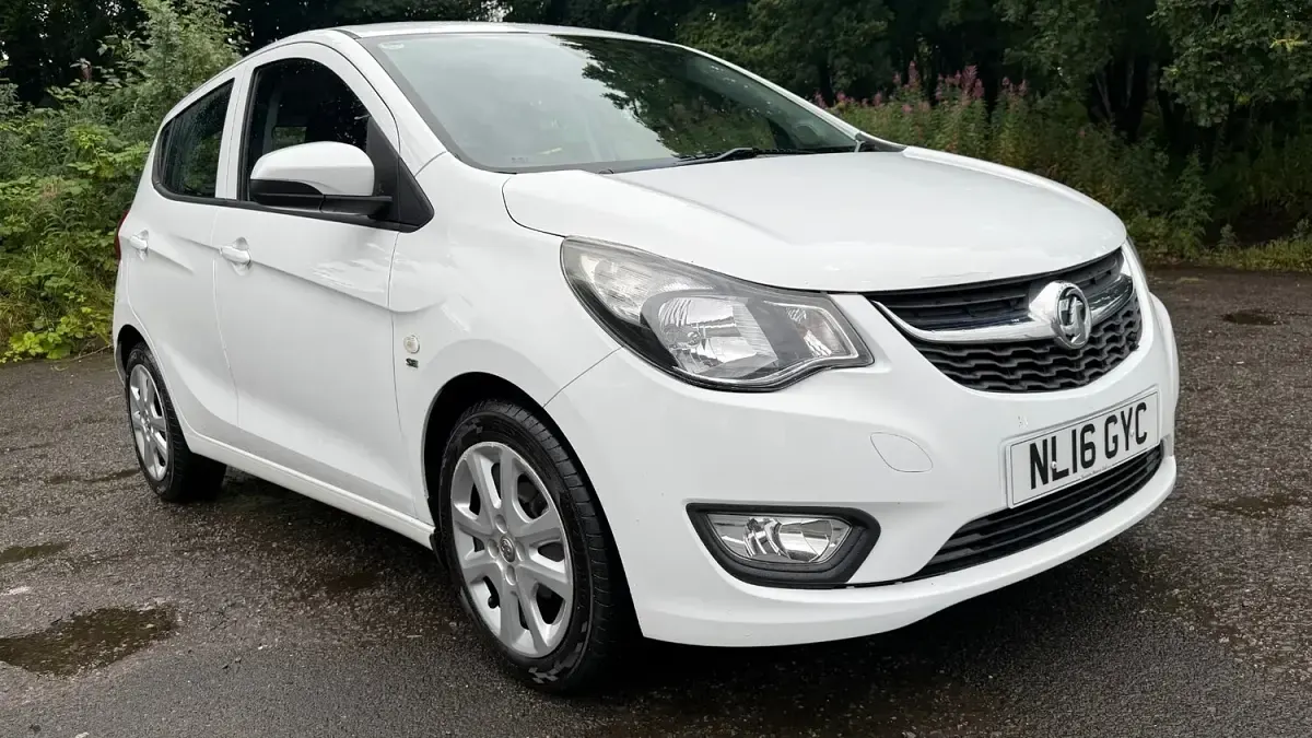 Used Vauxhall Viva 75 HP (55 kW) 2016 White Hatchback