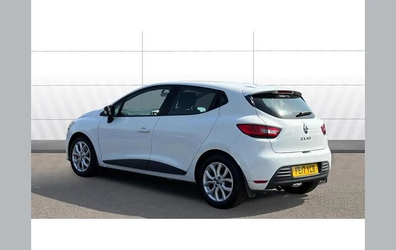 Used Renault Clio IV Play 75 HP (55 kW) 2017 White Hatchback