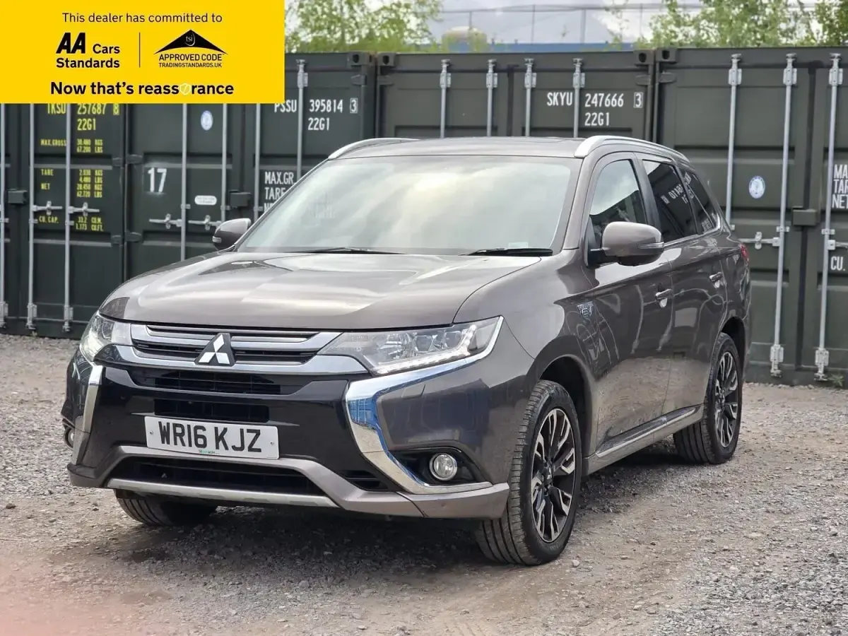 Used Mitsubishi Outlander P-HEV 200 HP (147 kW) 2016 Brown SUV
