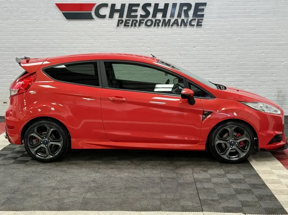 Used Ford Fiesta ST 250 HP (183 kW) 2016 Orange Hatchback