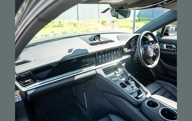 Usado Porsche Panamera Platinum Edition 456 HP (335 kW) 2023 Verde Citadino