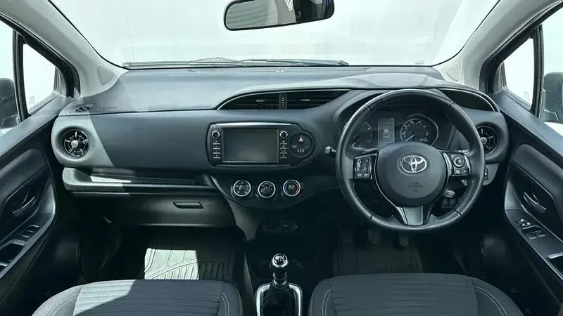 Used Toyota Yaris Design 111 HP (81 kW) 2017 Blue Hatchback