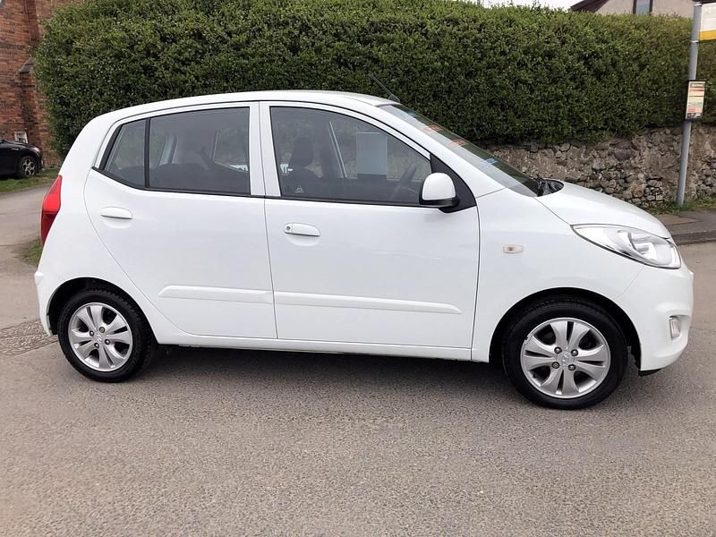 Used Hyundai i10 Active 85 HP (62 kW) 2013 White Hatchback