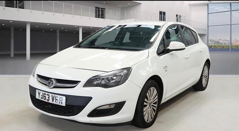 Used Vauxhall Astra 2013 White Hatchback