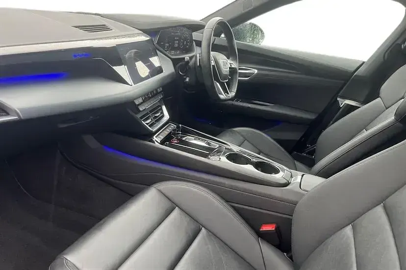 Usado Audi e-tron GT quattro Design 389 kW (530 HP) 2023 Cinzento Sedan