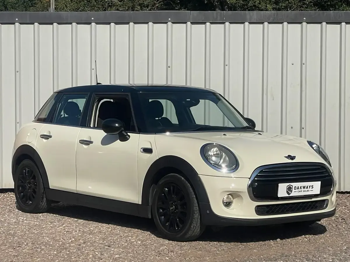 Used Mini Cooper Hatch 134 HP (98 kW) 2016 White Hatchback