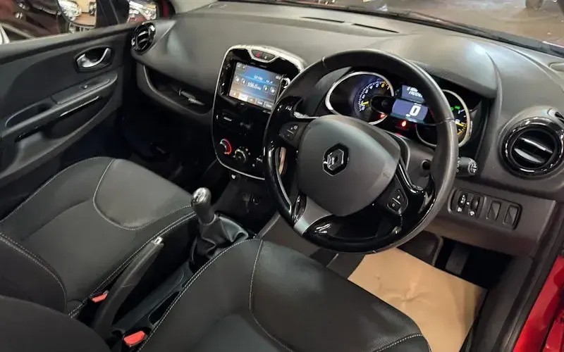 Used Renault Clio Dynamique 73 HP (53 kW) 2015 Red Hatchback