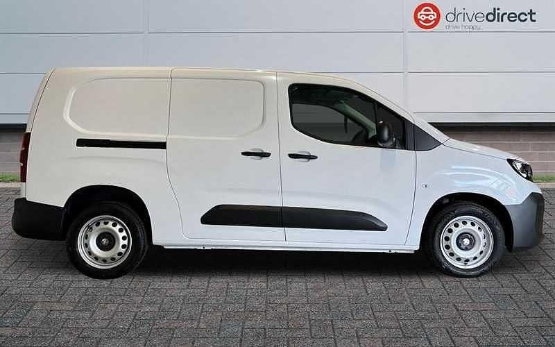 Used Vauxhall Combo S 102 HP (75 kW) 2024 White MPV