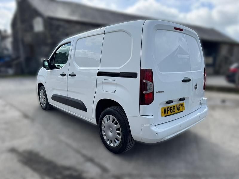 Used Vauxhall Combo Sportive 100 HP (73 kW) 2019 White MPV