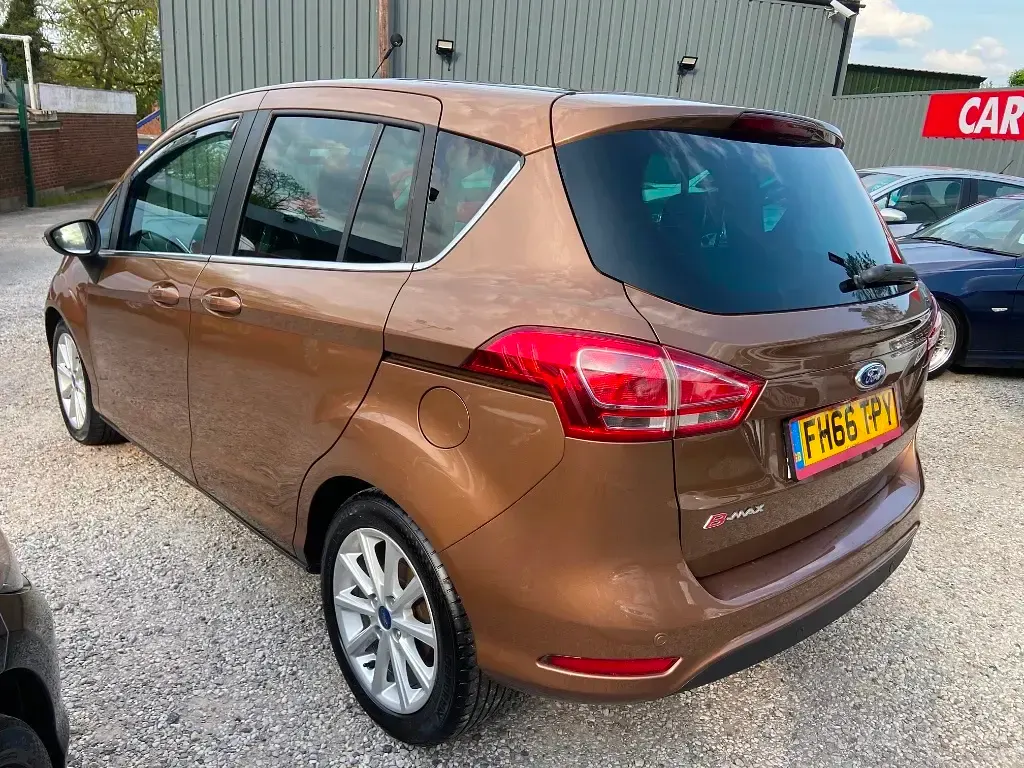 Usado Ford B-MAX Titanium 105 HP (77 kW) 2017 Castanho Monovolume