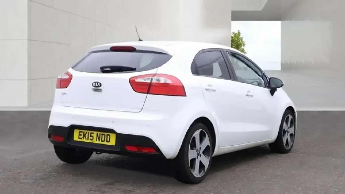 Used Kia Rio 107 HP (78 kW) 2015 White Hatchback
