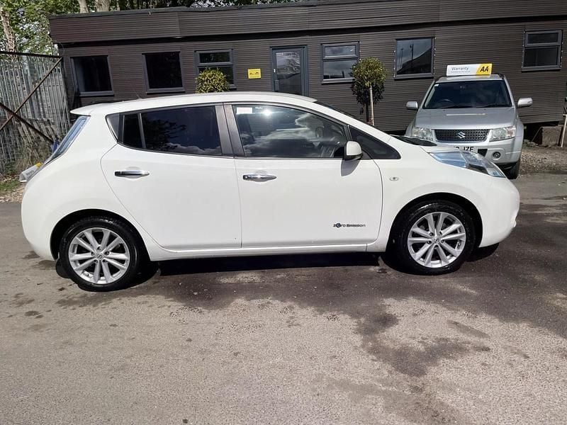 Begagnad Nissan Leaf Acenta 80 kW (109 HK) 2017 Vit Halvkombi