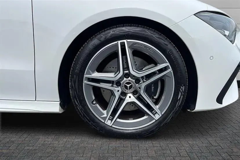 Used Mercedes CLA200 Executive 163 HP (119 kW) 2024 Polar white Estate