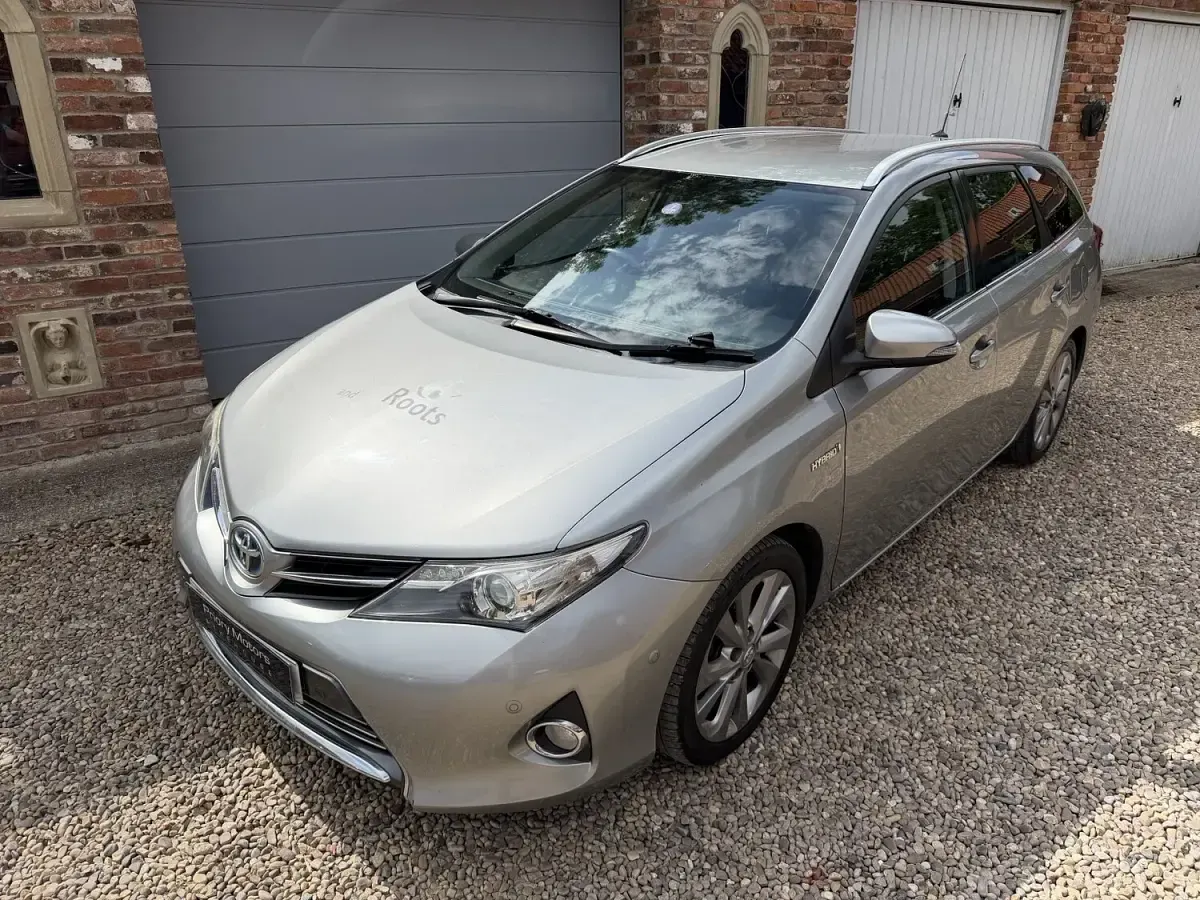 Used Toyota Auris Hybrid 136 HP (100 kW) 2013 Grey Estate