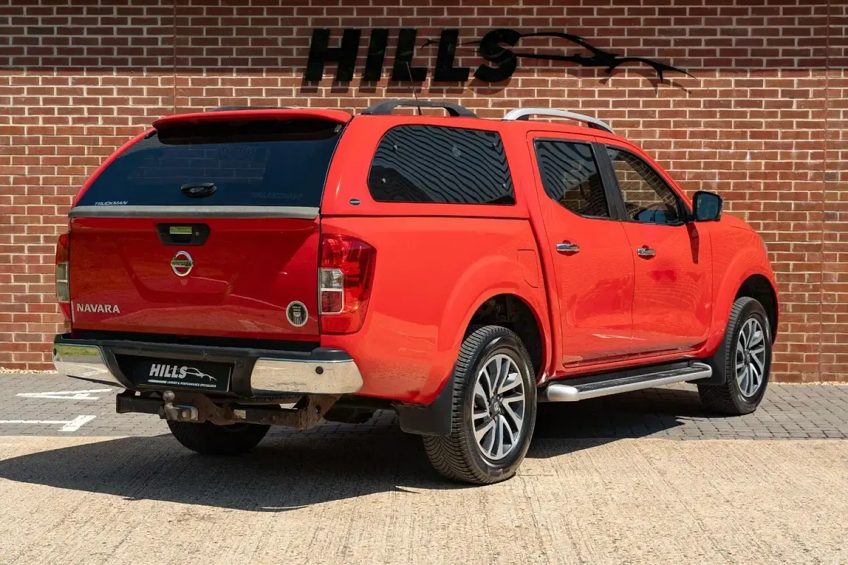 Used Nissan Navara Tekna 190 HP (139 kW) 2017 Red Pickup