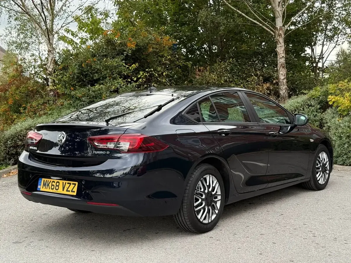 Used Vauxhall Insignia Design Edition 136 HP (100 kW) 2018 Blue Hatchback