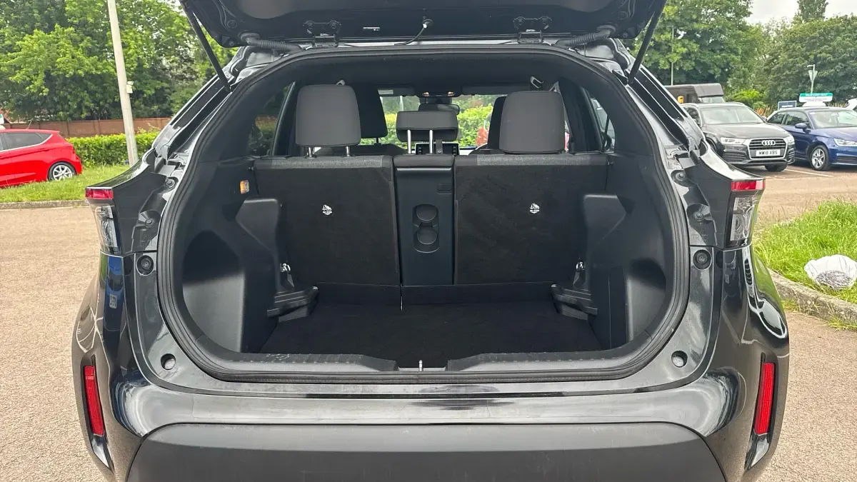 Used Toyota Yaris Hybrid Design 116 HP (85 kW) 2022 Black Estate