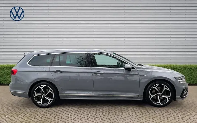 Begagnad VW Passat R-line 150 HK (110 kW) 2023 Grå Kombi