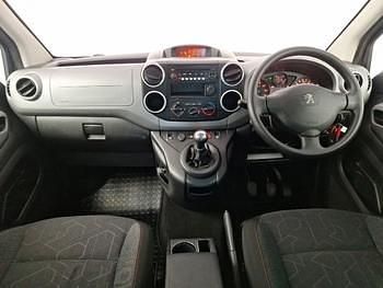 Gebraucht Peugeot TePee Active 100 PS (73 kW) 2018 Grau Kombi