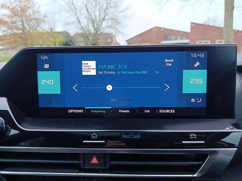 Used Citroën e-C4 Shine 98 kW (134 HP) 2021 White Hatchback