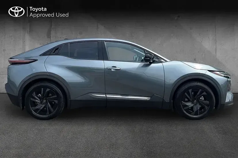 New Toyota C-HR+ Design 164 kW (224 HP) 2026 Mineral with black roof SUV